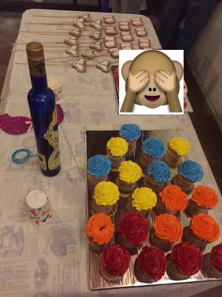mesa del pastel, galletas y cupcakes