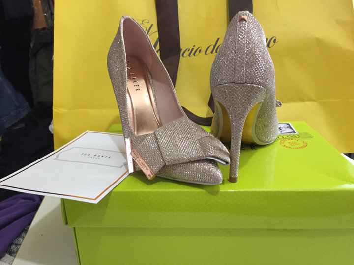 Zapatos blancos y zapatos dorados 😍 - 1