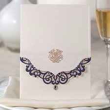 Papel con figuras saliendo de adentro de la invitación 