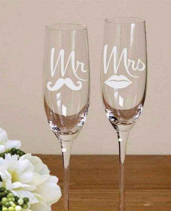 Podrías comprar un stiker de "MR" y "MRS" se vería muy padre! 