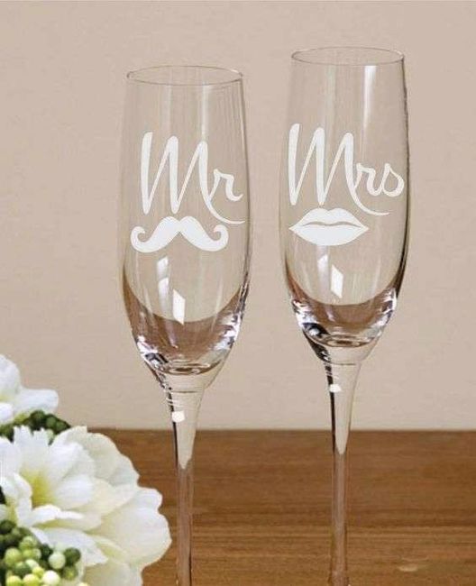 Podrías comprar un stiker de "MR" y "MRS" se vería muy padre! 