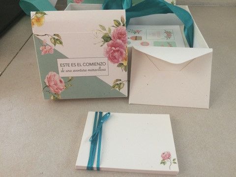 estas son las tarjetas de agradecimiento, vienen hojitas, y sobresitos! ademas de calcas circulares 