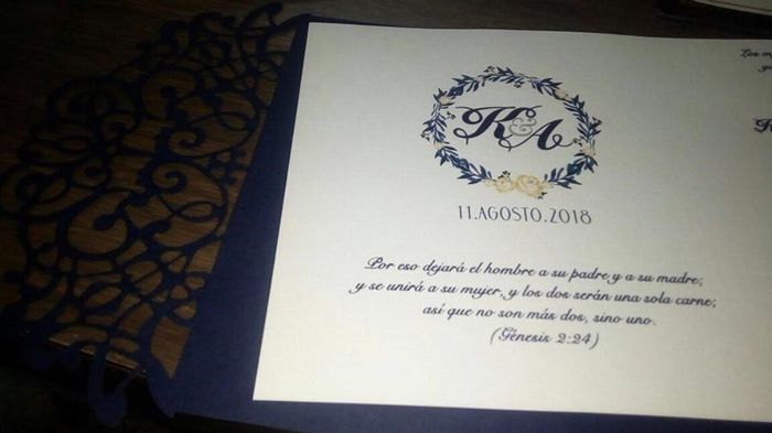 al abrirse del lado izquiero le pusimos nuestro logo, ademas de un versiculo de la biblia que nos en