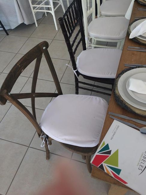 estas seran las sillas, se intercalaran una silla de madera, con una silla cafe que esta a un lado