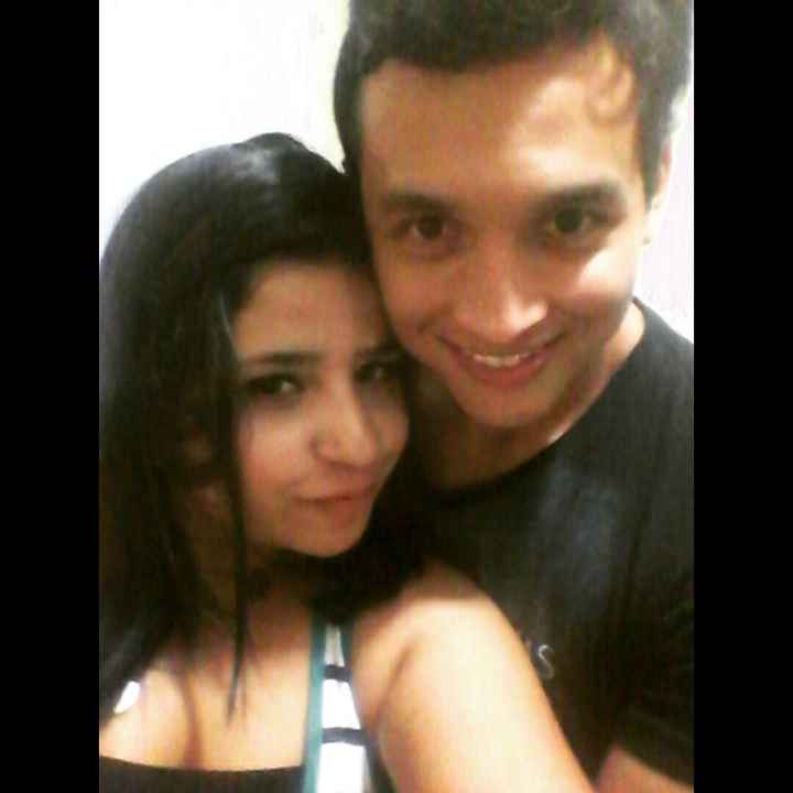 en esta foto teniamos 2 dias de ser novios jajajajaja bien peques que nos miramos!!