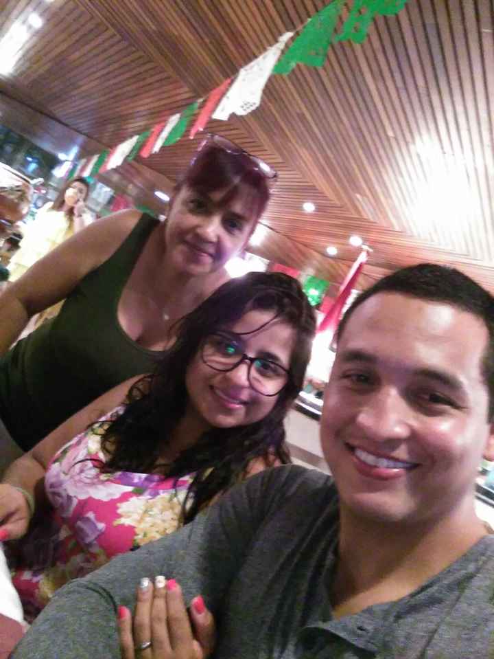 esta tambien es de dias antes de nuestro 2do aniversario, la que esta atras de mi, es mi mami!!