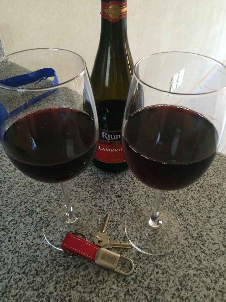 la misma inmobiliaria nos entrego una botella de vino y las primeras copas que tendriamos en la coci