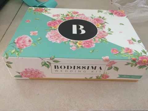 la cajita super coqueta!! es de material rigido!!