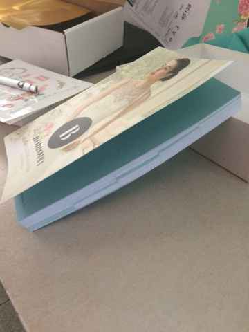 de ladito! lo que se ve verde entre hojas, son los apartados que tiene, entre ceremonias, invitados,