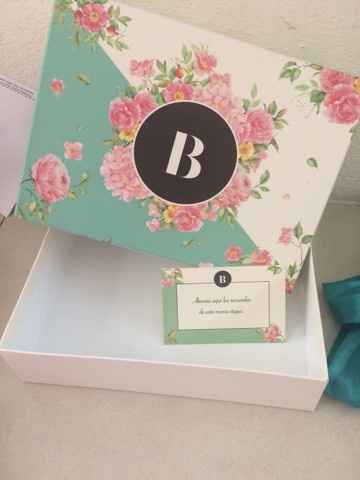 la cajita rigida con una notita que decia "Atesora aqui los recuerdos de esta nueva etapa"