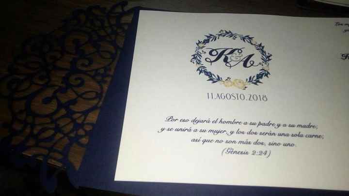 al abrirse del lado izquiero le pusimos nuestro logo, ademas de un versiculo de la biblia que nos en