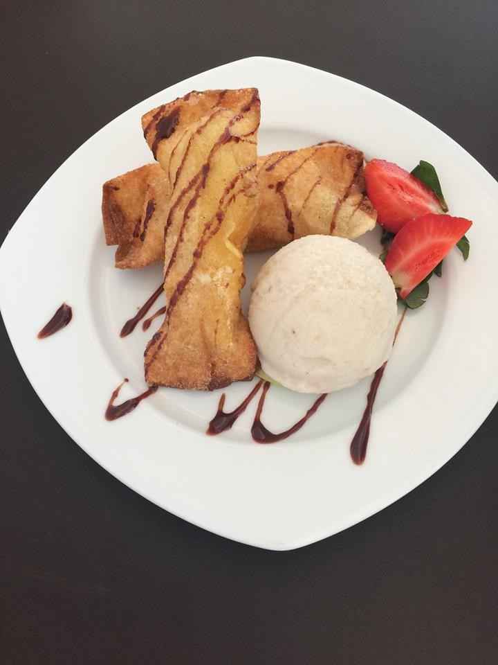 Crocantes rellenos de crema inglesa y aocmpañados de nieve estilo de garrafa sabor platano!