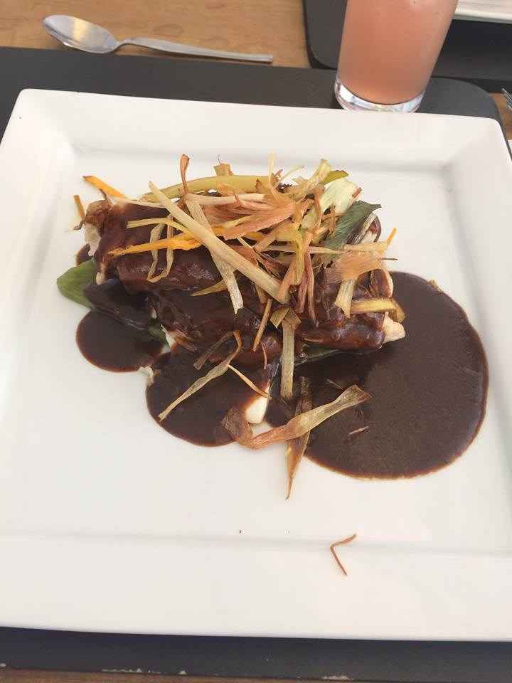 De plato fuerte se llama POLLO AMACUECA, tiene una base de nopal asado y encima pure de papa con toc