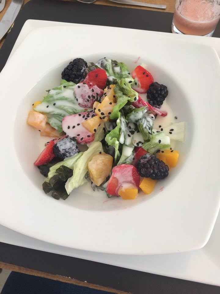 Ensalada de frutos del bosque, a base de un mix de lechugas mango, fresa, kiwi, pera asada, zarzamor