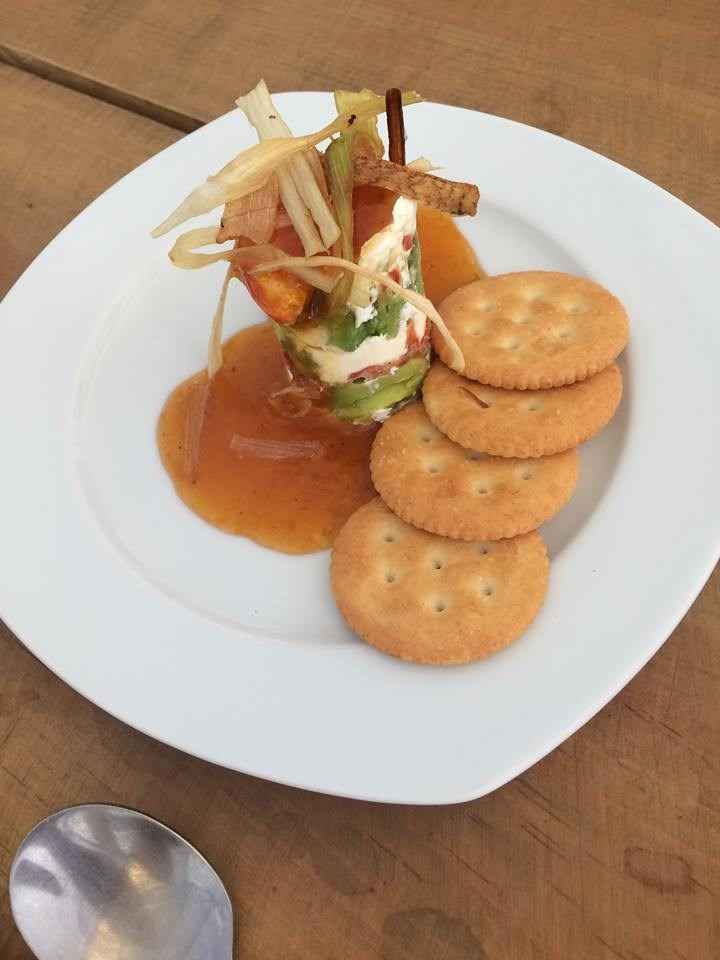 De entrada se ofrecera un torreta de 3 quesos y hongos y aguacate, en salsa de tamarindo picosito ri