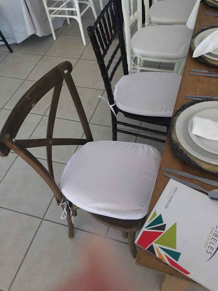 estas seran las sillas, se intercalaran una silla de madera, con una silla cafe que esta a un lado