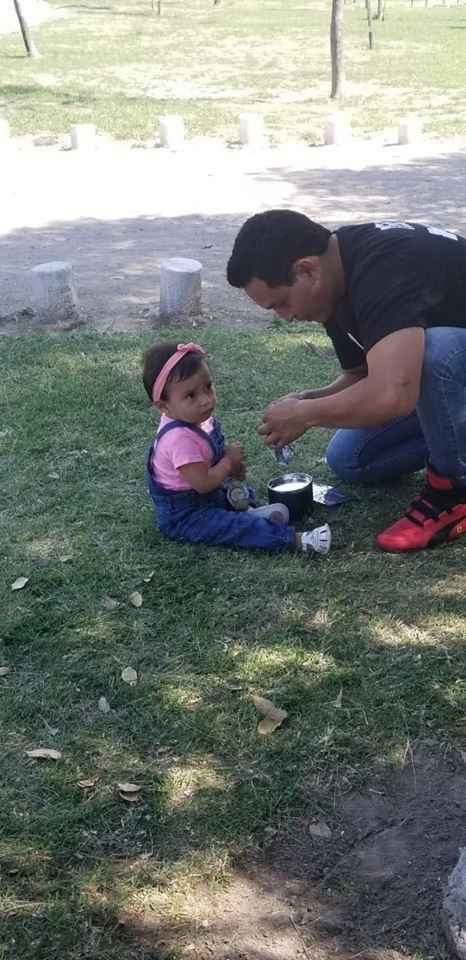 Mi sobrina entregandole el reloj!