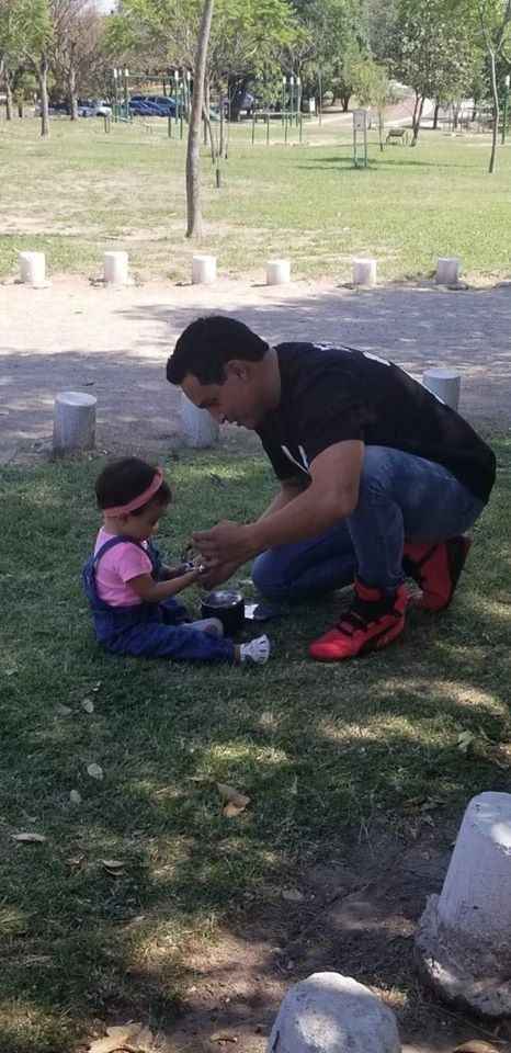 los dos peleandose por ponerse el reloj jajajajajaja