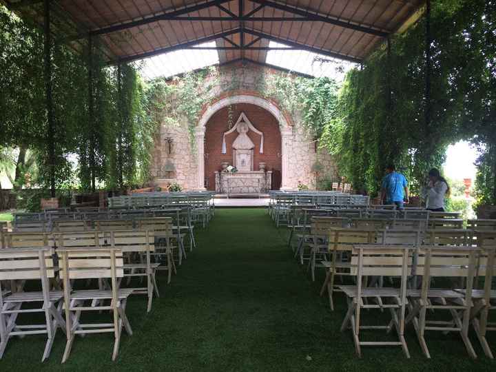 Por dentro de la capilla, viendola desde la entrada! Es la Virgen de Zapopan!