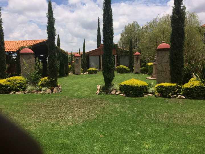 a un costado de a capilla, tiene una puerta donde saldran los invitados directo al Jardin donde sera