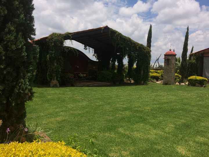 en ese rinconcito techado ira la mesa principal de nosotros!!!