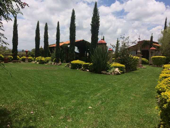 el jardin visto desde la entrada de la capilla :D