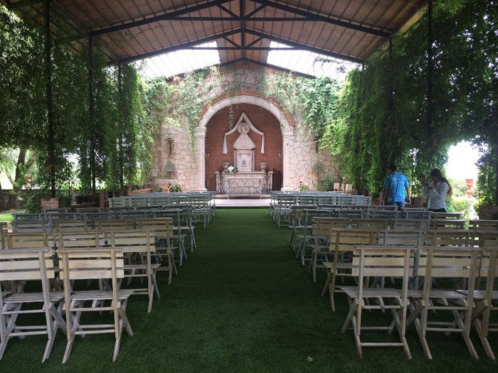 Por dentro de la capilla, viendola desde la entrada! Es la Virgen de Zapopan!