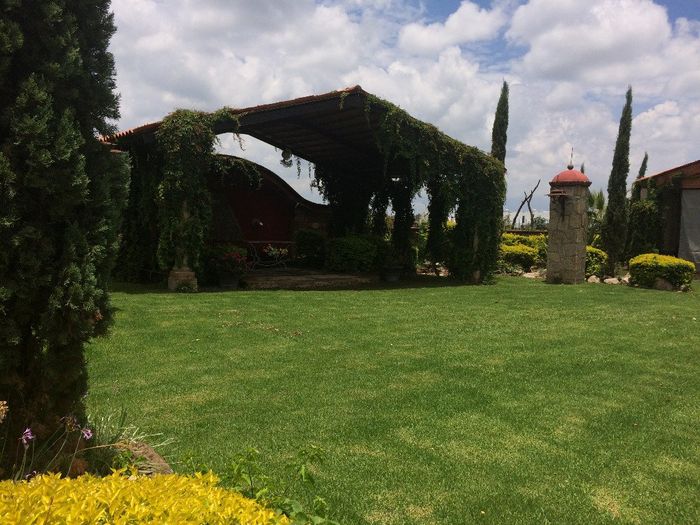 en ese rinconcito techado ira la mesa principal de nosotros!!!