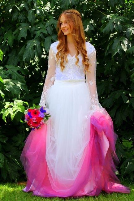 Vestidos de novia con detalles en color rosa 💗 1