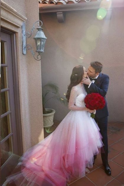 Vestidos de novia con detalles en color rosa 💗 2