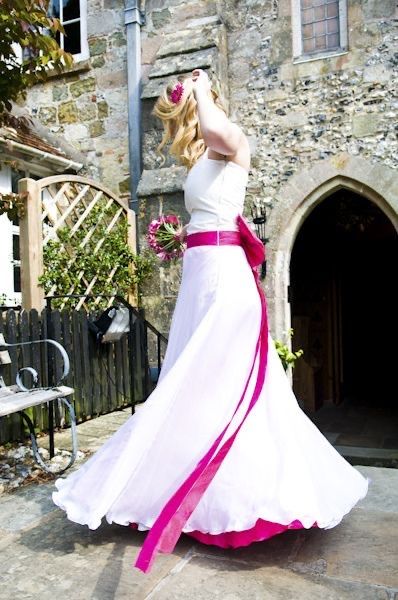 Vestidos de novia con detalles en color rosa 💗 5