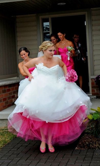 Vestidos de novia con detalles en color rosa 💗 6