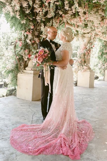 Vestidos de novia con detalles en color rosa 💗 7