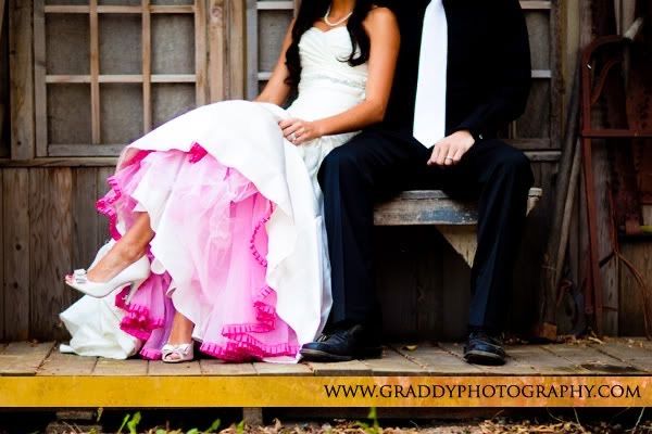 Vestidos de novia con detalles en color rosa 💗 9