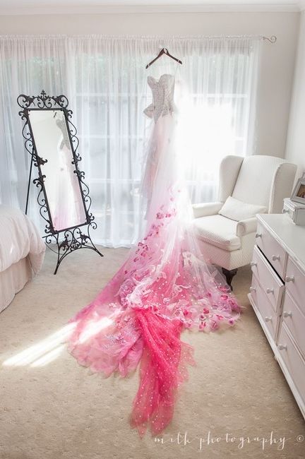 Vestidos de novia con detalles en color rosa 💗 10