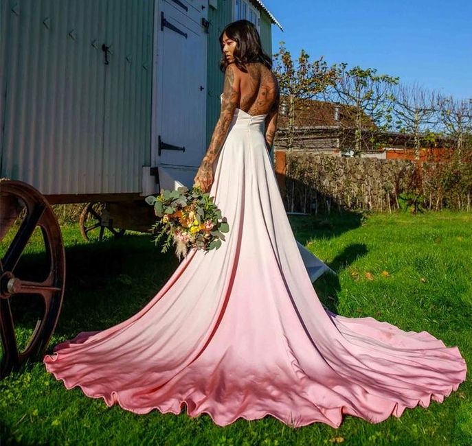 Vestidos de novia con detalles en color rosa 💗 16