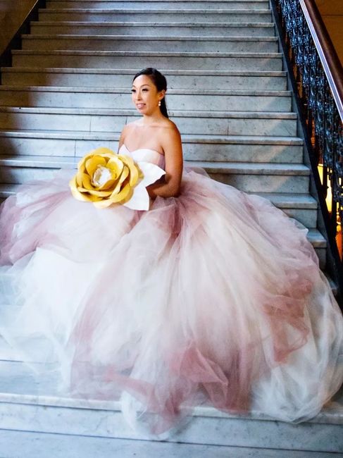 Vestidos de novia con detalles en color rosa 💗 19