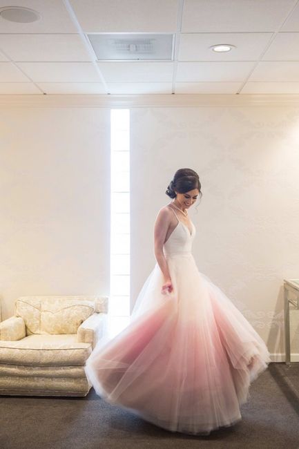 Vestidos de novia con detalles en color rosa 💗 22