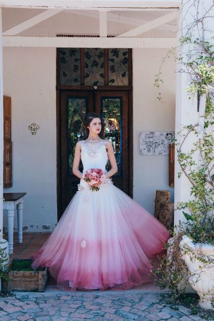 Vestidos de novia con detalles en color rosa 💗 23