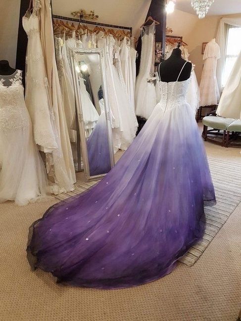 Vestidos de novia con detalles en color morado 💜 9
