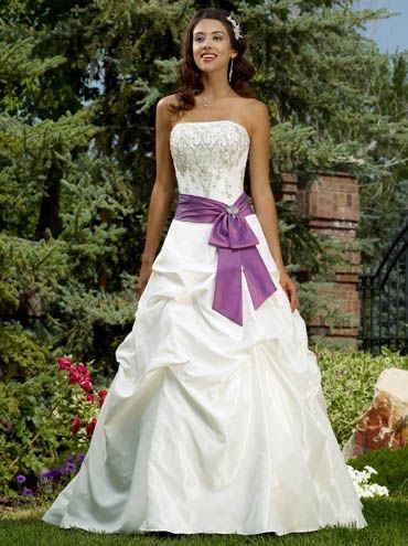 Vestidos de novia con detalles en color morado 💜 13
