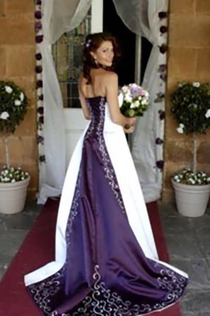 Vestidos de novia con detalles en color morado 💜 17
