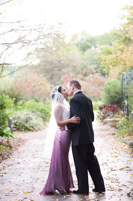 Vestidos de novia con detalles en color morado 💜 20