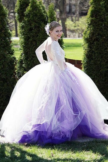 Vestidos de novia con detalles en color morado 💜 21