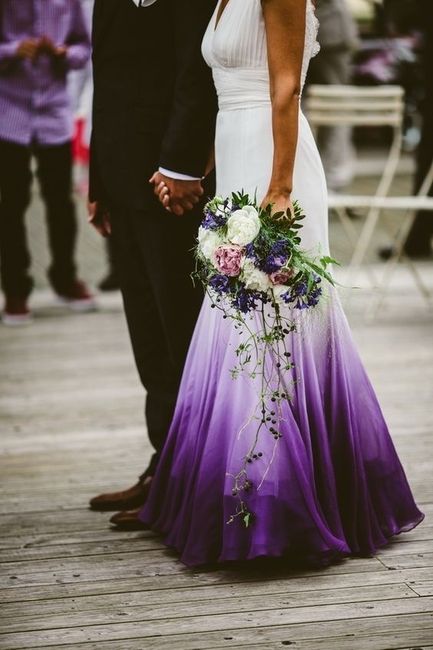 Vestidos de novia con detalles en color morado 💜 23