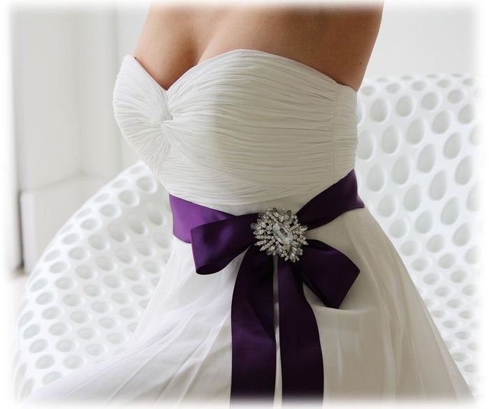 Vestidos de novia con detalles en color morado 💜 25