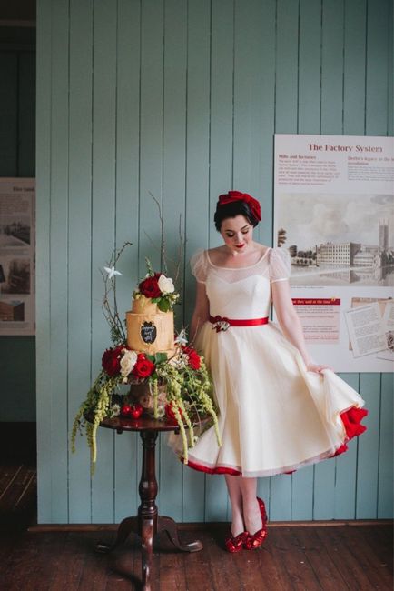 Vestidos de novia con detalles en color rojo ❤️ 2