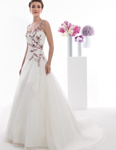 Vestidos de novia con detalles en color rojo ❤️ 18