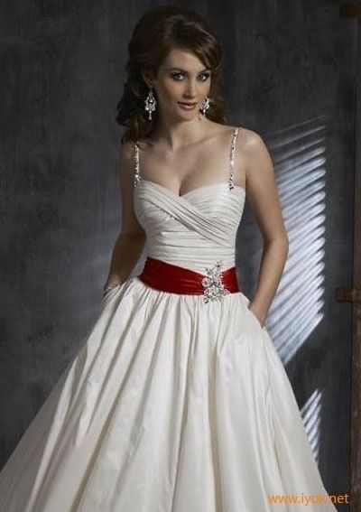 Vestidos de novia con detalles en color rojo ❤️ 20