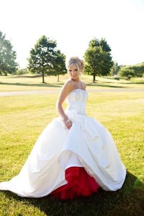 Vestidos de novia con detalles en color rojo ❤️ 21